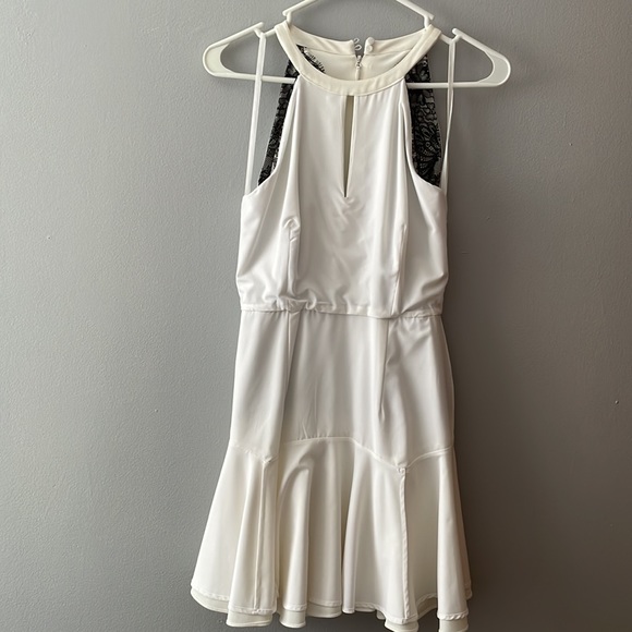 Like new! BCBGMaxAzria Leyla Lace Dress -Size 0 - Picture 8 of 12